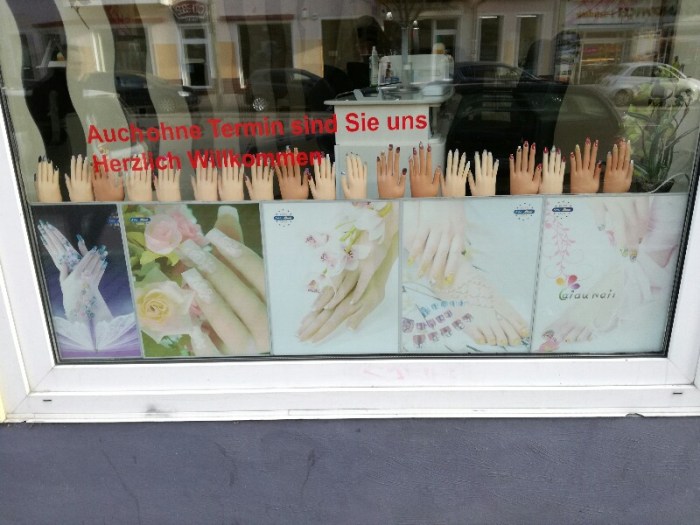 Streetphoto of a Nagelparlour, Baumschulenstraße, (Photo by Stefan Klenke)
