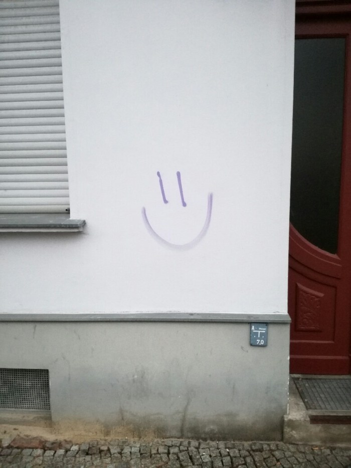  Photo Smily of street art in Neukölln, Berlin