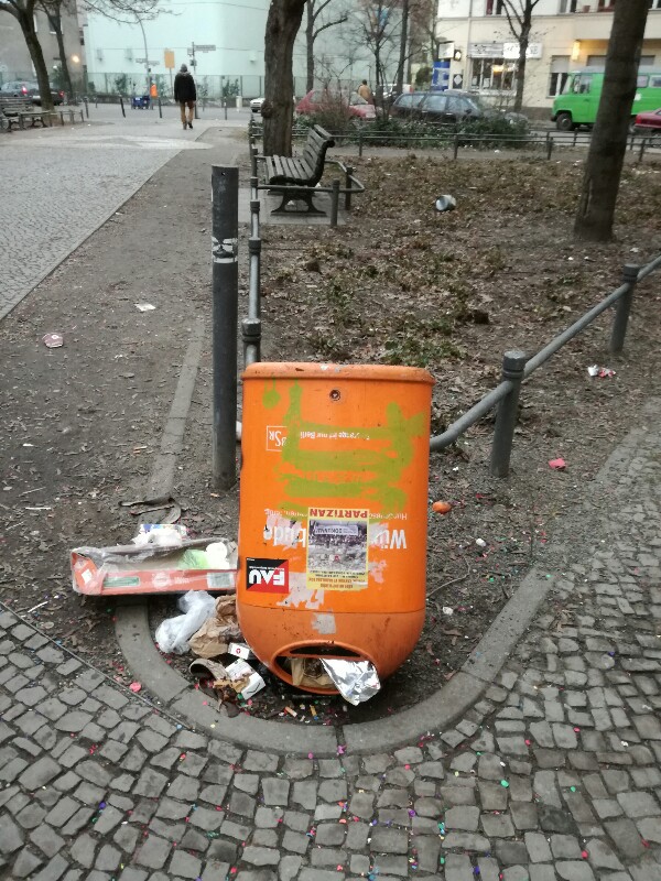 Streetphoto of a fallen bin in Berlin Neukölln by Stefan Klenke