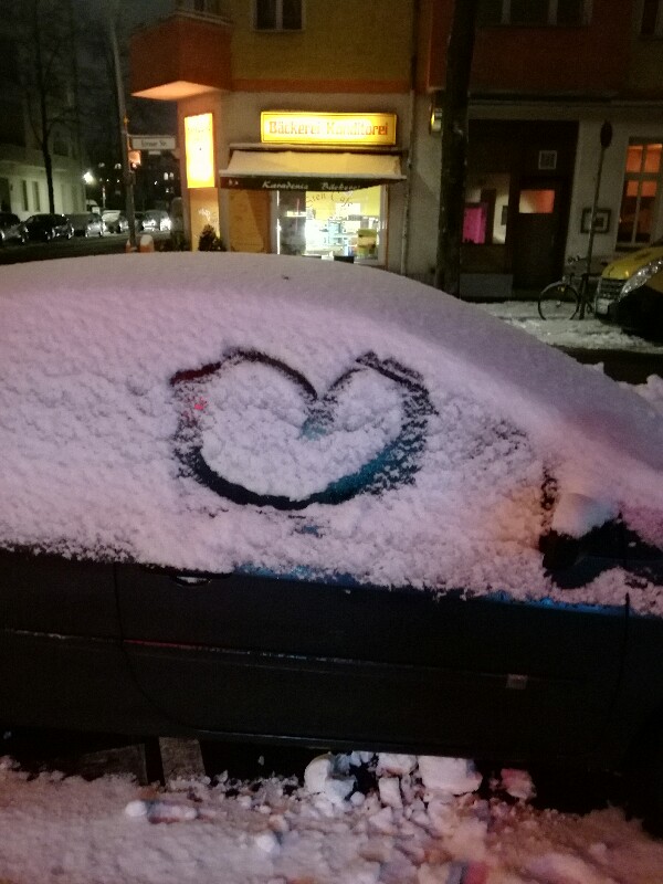 Street Photo of a Heart of Snow on car window  - Berlin Neukölln - (Photo by Stefan Klenke)